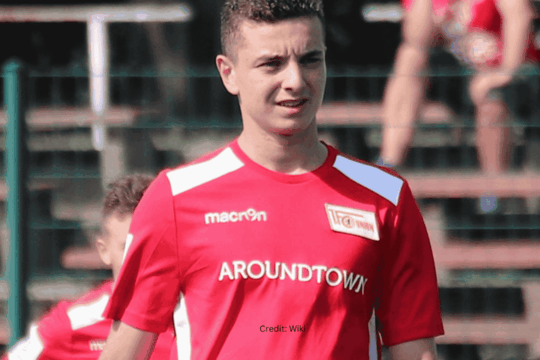 The image shows the football player Fisnik Asllani