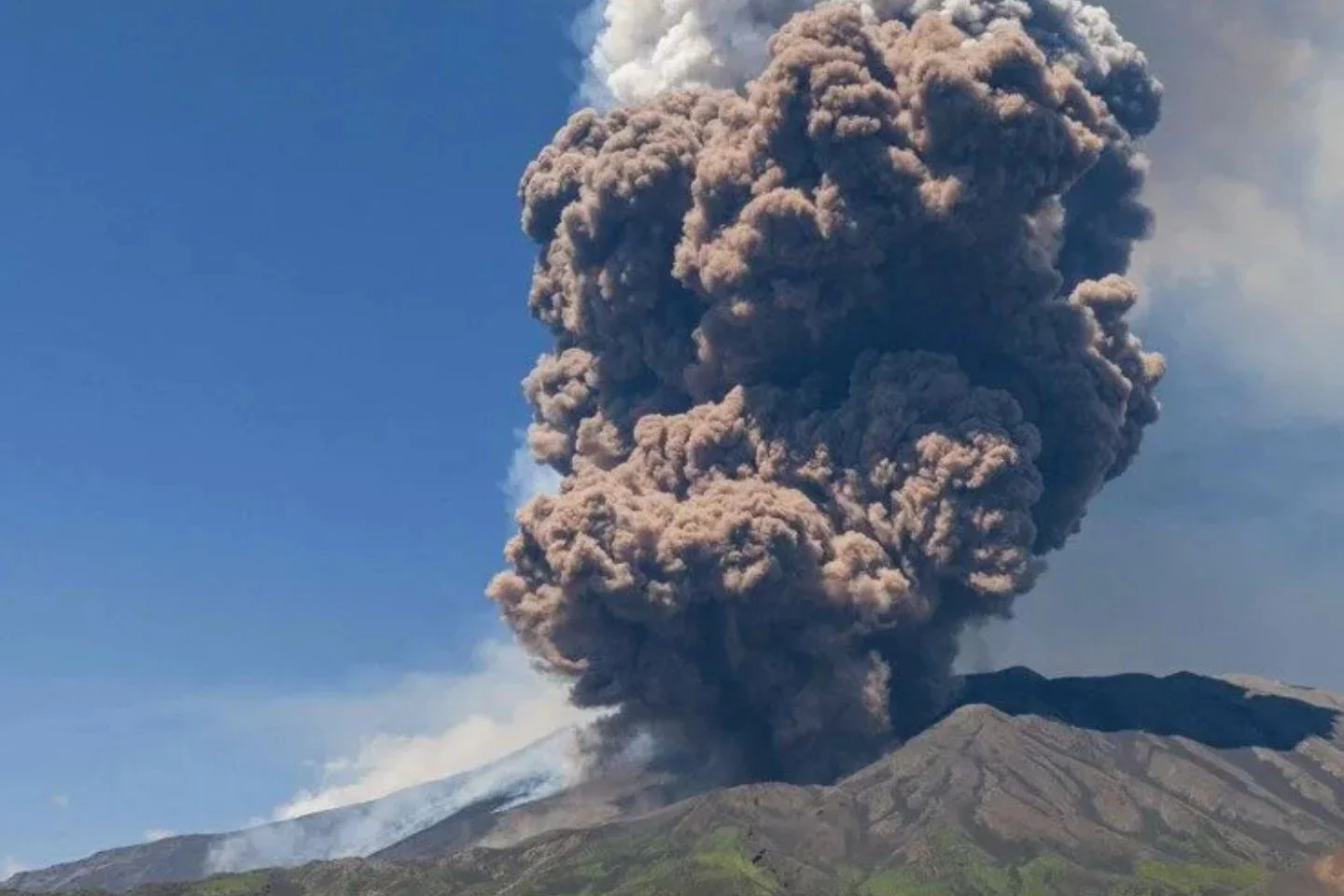 Etna erupts again – its CO2 emissions compared to those of the whole of Austria