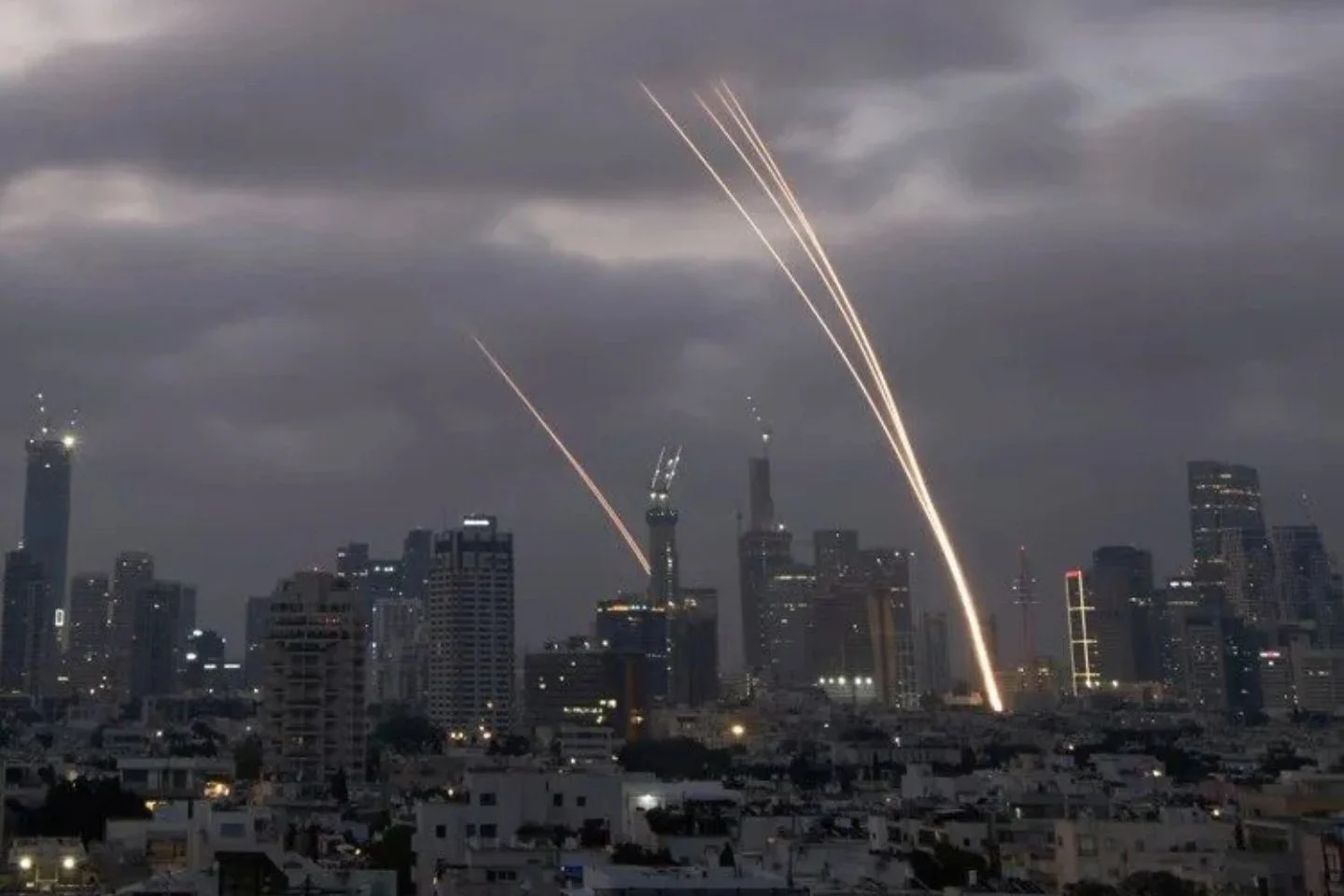 Missile strikes in the center of Tel Aviv – and Israel launches further waves of attacks