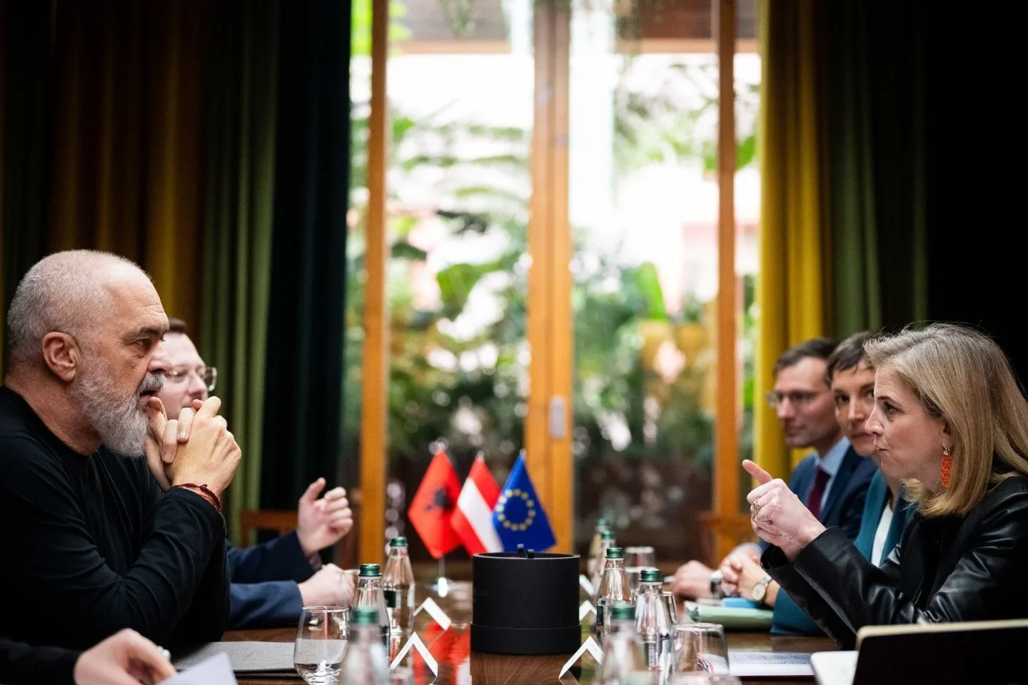 Despite corruption chaos: Meinl-Reisinger praises Albania and supports EU accession